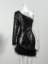 Robe courte dos nu à plumes et épaules dénudées Shiloh